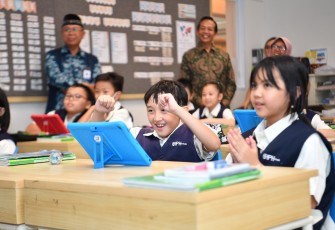 Wakil Menteri Pendidikan Dasar dan Menengah (Wamendikdasmen) Atip Latipulhayat Memantau Tes Kemampuan Akademik (TKA) 