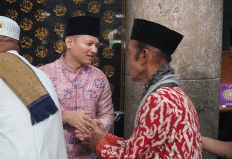 Bupati Trenggalek, Mochamad Nur Arifin, bersama keluarga saat Sholat Idul Fitri di masjid Agung Baiturrahman Trenggalek.