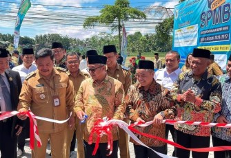 Abdul Mu'ti saat menggunting pita resmikan SMA Saintek Ahmad Dahlan Salatiga