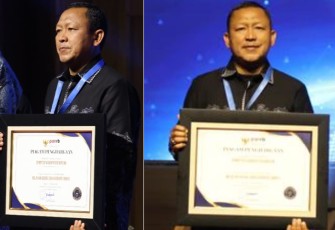 Plt Kepala DPMPTSP Bintan, Rusli, saat menerima penghargaan