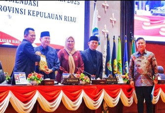 Gubernur Ansar Ahmad dalam rapat paripurna laporan akhir Panitia Khusus (Pansus) terhadap Laporan Keterangan Pertanggungjawaban (LKPj) Tahun Anggaran 2025