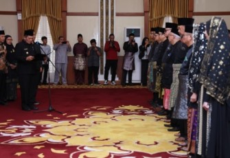 Prosesi pelantikan Dewan Kebudayaan Provinsi Kepulauan Riau masa bakti 2026–2031 di Gedung Daerah, Tanjungpinang, Jumat (17/4/2026).