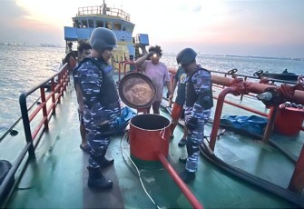 TNI AL Gagalkan Penyelundupan BBM Ilegal di Perairan Surabaya 