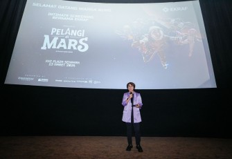 Deputi Bidang Kreativitas Media Kementerian Ekraf, Agustini Rahayu, memberi sambutan dalam kegiatan intimate screening film Pelangi di Mars bersama insan perfilman di Plaza Senayan XXI, Jakarta, Jumat (13/03/2036).