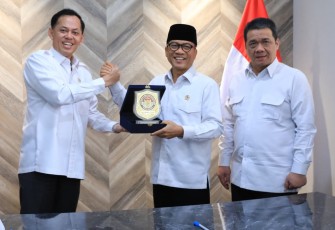 Penandatanganan Nota Kesepahaman atau MoU dengan Kepala Badan Pengendalian Pembangunan dan Investasi Khusus (BAPPISUS) Aris Marsudiyanto, di kantor BAPPISUS, Jakarta, Senin (10/3/2026).