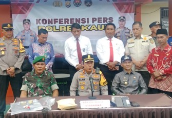 Konferensi pers yang digelar di Markas Polres Kaur pada Kamis (12/3).