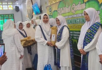 Ketua BKMT Tanjungpinang Provinsi Kepulauan Riau Hj Dewi Kumalasari Ansar menghadiri kegiatan Khatmil Qur'an Ramadhan 1447 Hijriah.