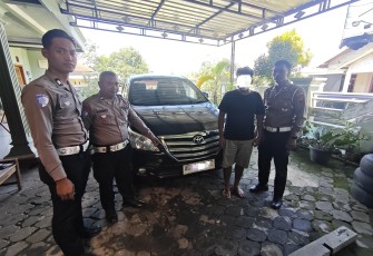 Polisi mengamankan terduga pelaku tabrak lari, DA (26), warga Jatipuro, Karanganyar, beserta mobilnya. (Foto: Istimewa)