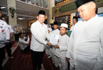 Mendagri Muhammad Tito Karnavian bersama jajaran saat menyerahkan bantuan kepada anak yatim dan sejumlah pegawai yang membutuhkan di Masjid An-Nuur Kantor Pusat Kemendagri, Jakarta, Rabu (4/3/2026).