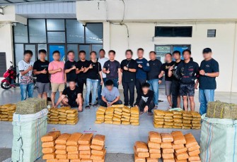 Tersangka (3 orang jongkok) dan barang bukti saat diamankan