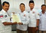 Sekretaris DPD Partai Gerindra Jawa Tengah Sriyanto Saputro (paling kiri), menyerahkan Surat Keputusan  pengangkatan ketua beserta susunan personalia pengurus  DPC Partai Gerindra Kabupaten Karanganyar kepada Adhe Eliana, Sabtu (24/9/2022).