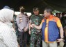 Danrem 062/Tn Kolonel Inf Asep Sukarna saat peninjauan lokasi terdampak gempa di wilayah Kabupaten Garut 
