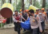 Kapolres Magetan AKBP Muhammad Ridwan saat evakuasi korban laka bus di lereng gunung Lawu, Minggu (4/12)