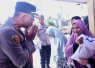 Kapolres Aceh Timur saat Serahkan Bansos Kepada Warga Julok