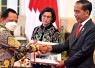 Mendagri Muhammad Tito Karnavian saat menerima langsung DIPA Kemendagri TA 2023 dari Presiden Joko Widodo di Istana Negara, Jakarta, Kamis (1/12/2022).