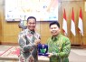 Pangdam XII/Tpr Mayjen TNI Iwan Setiawan menerima cenderamata 