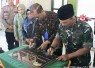Danrem 081/DSJ Kolonel Inf Sugiyono saat menandatangani prasasti peresmian kantor Koramil 03 Panekan bersama Bupati Magetan Suprawoto, Jum'at (22/9)
