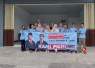 KIM Kabupaten Blitar Bagi-bagi Maksi dan Susu Gratis ke Masyarakat di Hari Pertama Kampanye Pemilu 2024. (Foto : Faisal NR/Klikwarta.com)