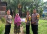 Petani Warga Desa Tanjung Bulan Terima Bansos dari Polsek Tanjung Kemuning