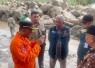 Tim BNPB berkoordinasi dengan Kepala Pelaksana BPBD Kabupaten Humbang Hasundutan di lokasi terdampak bencana banjir bandang Desa Simangulampe, Kecamatan Baktiraja, Kabupaten Humbang Hasundutan, Sumatera Utara, Minggu (3/12).