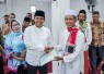 Wamen ATR/BPN Raja Juli Antoni saat memberikan sertipikat tanah wakaf di kota Palembang, Jum'at (1/3)