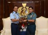 Kasal Laksamana TNI Muhammad Ali menerima cenderamata dari Kasau, Jakarta, Kamis (18/4)