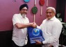 Baljeet Singh dari SLO Jakarta menerima cenderamata dari Kepala BNN RI Marthinus Hukom 
