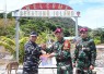 Pangkoarmada I Laksamana Muda TNI Dr Yoos Suryono memberikan bingkisan personel satgas di pulau Sekatung, Natuna