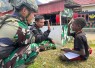 Keceriaan anak-anak saat belajar dengan bapak tentara