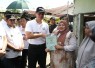 Menteri ATR/BPN Agus Harimurti Yudhoyono saat menyerahkan sertipikat warga Kelurahan Romangpolong, Kabupaten Gowa, Provinsi Sulsel, Sabtu (27/4)