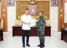 Menteri AHY saat menyerahkan sertifikat tanah markas Kogabwilhan II Kabupaten Kutai Kartanegara, Rabu (28/2)