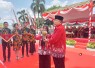 Walikota Blitar Santoso bersama Kepala DLH Kota Blitar Pegang Piala Adipura yang Seusai Dikirab. (Foto : Faisal NR / Klikwarta.com)