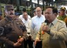 Presiden Prabowo Subianto saat menyaksikan penyitaan smelter ilegal di Bangka Belitung, Senin (6/10)
