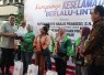 Anggota DPRD Jatim Cahyo Harjo Prakoso saat membagikan helm gratis ke perwakilan Ojol