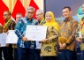 Gubernur Jawa Timur Khofifah Indar Parawansa saat menerima penghargaan langsung dari Komisi Pemberantasan Korupsi Republik Indonesia (KPK RI)