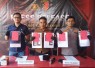 Kasat Reskrim AKP Wikan Sri Kadiyono (tengah), didampingi Kanit II Satreskrim Iptu Anjar Wardoyo dan Kasi Humas Iptu Mulyadi , menunjukkan barang bukti kasus penipuan rekrutmen BLUD RSUD Karanganyar saat konferensi pers di Mapolres Karanganyar, Kamis (30/7/2026).