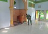Bersihkan lantai masjid Nurul Jannah