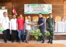 Penyerahan bibit alpukat dan jagung warga Desa Brabe