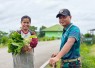 Berbagi sayur mayur di perbatasan