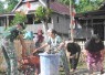 Gotong royong bersihkan lingkungan masjid