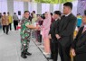 Pelda Arianto menyerahkan bingkisan