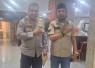 Ketua Umum PW-FRN Agus Flores menyerahkan laporan kesuksesan doa bersama dan shalawat HUT Bhayangkara ke-80 kepada Kadiv Humas Polri Irjen Pol Johnny Eddizon Isir di Mabes Polri, Jumat (3/7/2026).