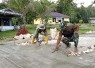 Pengecoran jalan di kampung Sesor