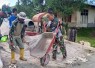 Dansatgas TMMD Ke-129 Kodim 1807/Sorong Selatan Letkol Czi Paulus Caesario saat menuangkan material cor