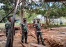 Ketua Tim Wasev Kol Inf Samba saat meninjau pelaksanaan program TMMD ke-129 di Kampung Sesor, Jum'at (24/7)