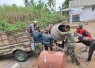 Mobil pick up warga saat membawa mesin molen