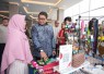 Menteri Ekonomi Kreatif/Kepala Badan Ekonomi Kreatif (Ekraf), Teuku Riefky Harsya (kanan), berbincang dengan salah satu pemilik tenant seusai membuka Re:Rasa International Poster Biennale 2026 di Universitas Paramadina, Jakarta, Jumat (31/07/2026).