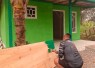 Pengecatan pintu RTLH ibu Sumana