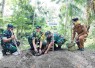 Ketua Tim Wasev TMMD ke-129, Ir Pusterad, Brigjen TNI Mukhlis saat tanam pohon durian