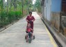 Ibu Marisa saat momong anak melintasi jalan rabat beton TMMD